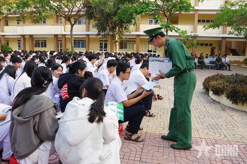 Tuyên truyền Luật Biên phòng Việt Nam cho giáo viên và học sinh Trường THPT Bưng Riềng