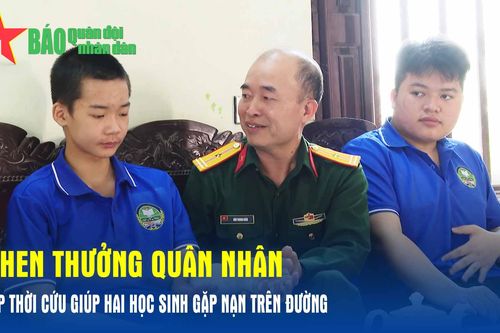 Khen thưởng quân nhân kịp thời cứu giúp hai học sinh gặp nạn trên đường