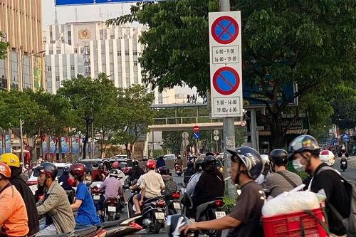 Từ 13 lên 390 tuyến đường cắm biển cấm dừng, cấm đậu: Taxi ngại ngần, cửa hàng thêm khó