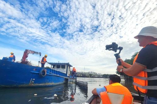 Phim tài liệu Vượt sóng: Lát cắt về thành phố 50 mùa hoa