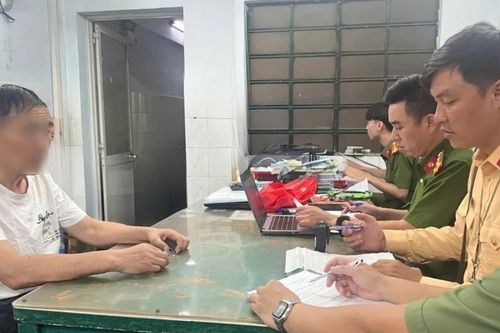 Xử phạt người đàn ông nước ngoài cưỡi vali chạy trên đường ở TPHCM