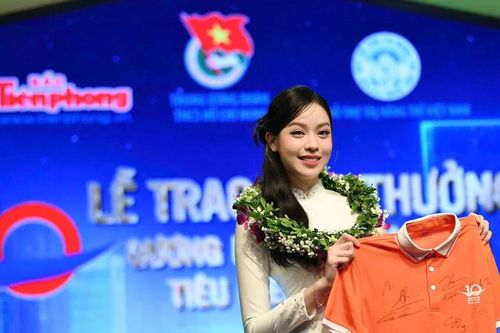 Hoa hậu Thanh Thủy vinh dự nhận giải thưởng Gương mặt trẻ Việt Nam tiêu biểu