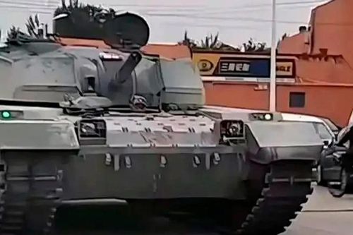 Xe tăng kỳ lạ của Trung Quốc với pháo 6 nòng gây bất ngờ lớn