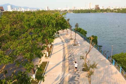 Vỉa hè bờ sông đường Thăng Long - Đà Nẵng 'lột xác' sau cải tạo