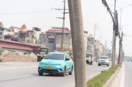Nguy hiểm rình rập từ những cột điện xiêu vẹo ở Thủ đô