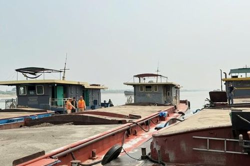 Hà Nội: Tạm giữ 3 phương tiện thủy vận chuyển cát không hóa đơn, chứng từ