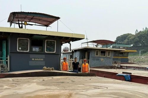 Bắt 3 tàu vận chuyển gần 1.000m3 cát không rõ nguồn gốc trên sông Hồng
