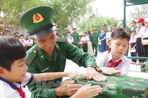 Vun đắp tình yêu Tổ quốc cho thế hệ trẻ qua 'Tiết học biên cương'