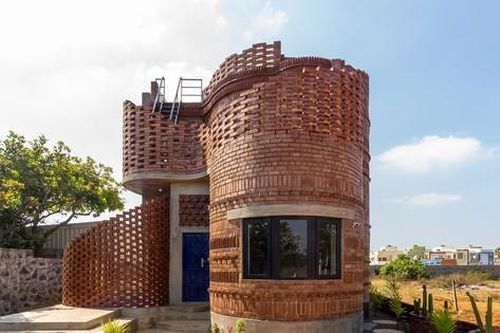 Nhà gạch mộc đầy cá tính tái hiện những con sóng biển