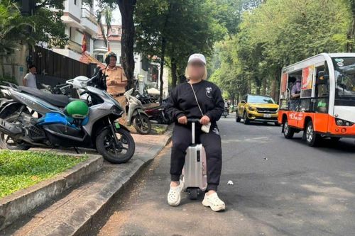 Xử phạt 2 người điều khiển vali chạy trên đường phố ở TPHCM