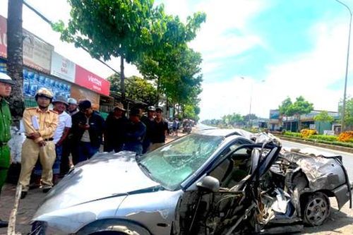 Vụ ô tô lao thẳng trụ biển báo, 2 người văng khỏi xe: 1 người tử vong