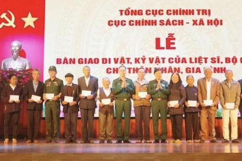 Trao di vật, kỷ vật cho thân nhân liệt sĩ