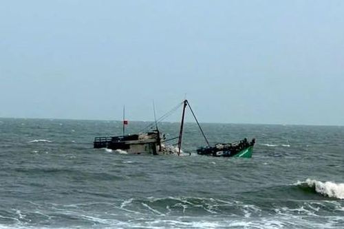 Cứu 7 ngư dân khỏi tàu chìm ở Vũng Tàu