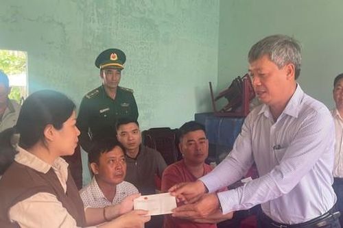 Chìm tàu 5 người chết, mất tích: Lãnh đạo thăm hỏi gia đình ngư dân gặp nạn