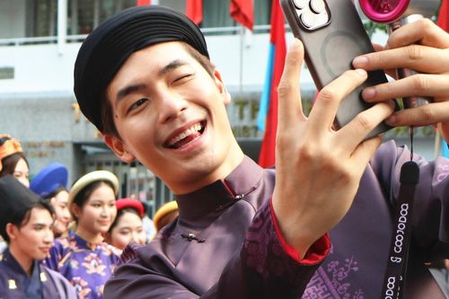Chàng thơ của Trấn Thành cùng dàn sao 'Thám tử Kiên' mặc cổ phục Việt nhảy múa