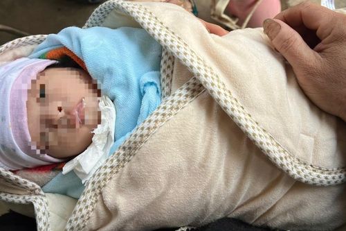 Bé gái sơ sinh bị bỏ lại ven đường kèm bức thư vỏn vẹn 40 chữ