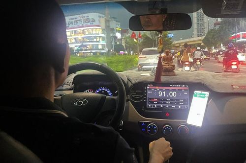 Khách VIP đi Sa Pa phàn nàn tiếng xi-nhan kêu to, suýt quỵt tiền tài xế giữa đêm