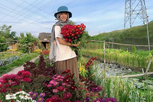 Cô gái biến đất ngoại cho thành vườn sinh thái, khách đến ngủ chòi, tự bắt cá ăn
