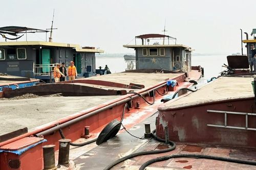 Phát hiện 3 tàu chở gần 1.000m3 cát 'lén lút' đi trên sông Hồng