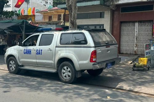 Đang ngồi nhậu trên vỉa hè, nam thanh niên bị người lạ đâm tử vong