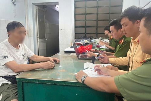 Xử phạt người đàn ông Trung Quốc 'cưỡi' vali chạy bon bon trên phố