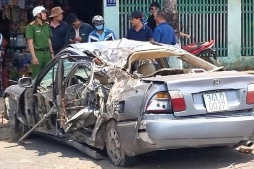 Vụ ô tô lao lên vỉa hè, 2 người văng khỏi xe: Một nạn nhân tử vong