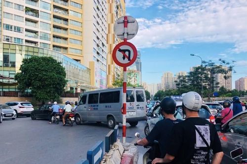 Những vị trí mặc định cấm ô tô quay đầu dù không có biển cấm, tài xế cần biết