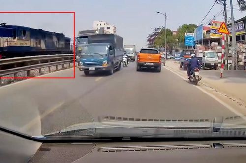 Vì sao barie đường sắt bất ngờ bật mở?