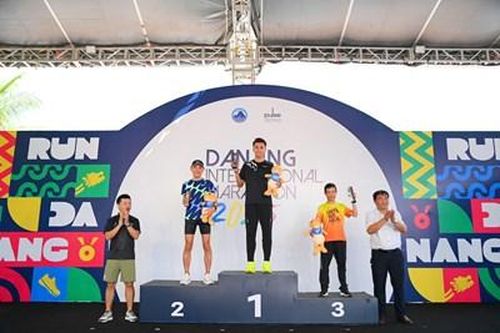 Huỳnh Anh Khôi và Phạm Thị Bình vô địch Marathon Quốc tế Đà Nẵng 2025