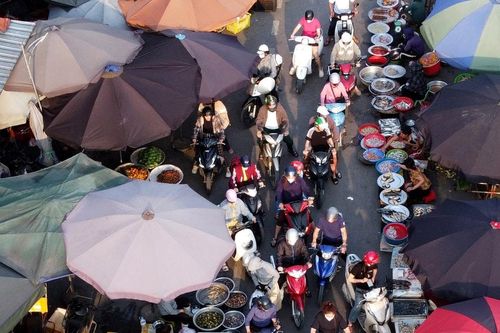 Nhiều tiểu thương biến lòng đường thành chợ tại TP. Vinh