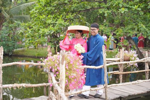 Du khách nước ngoài thích thú khi tham dự đám cưới xưa của người dân Nam bộ