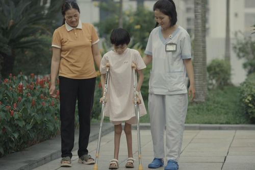 Bé gái 12 tuổi thoát khỏi 'đôi chân đầu gối'