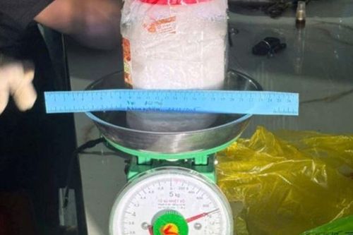 Kiểm tra phòng trọ, phát hiện nam thanh niên chôn gần 1kg ma túy sau nhà vệ sinh