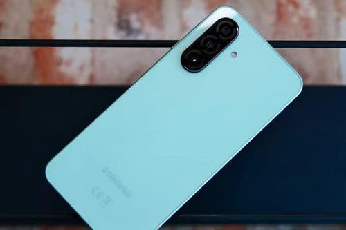 Samsung giới thiệu smartphone 5G, chống nước, camera OIS, RAM 8 GB, giá 7,5 triệu đồng