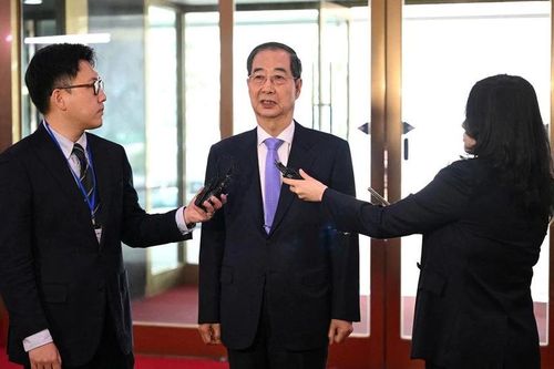 Tòa án Hàn Quốc phục chức quyền Tổng thống cho Thủ tướng bị luận tội