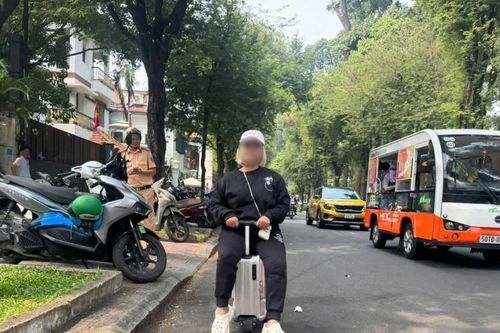 Trào lưu cưỡi vali chạy giữa đường, 2 người bị phạt 500.000 đồng