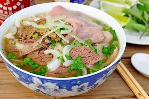 Một ngày 'ăn trọn' Hà Nội: Từ phở sáng tới cháo khuya