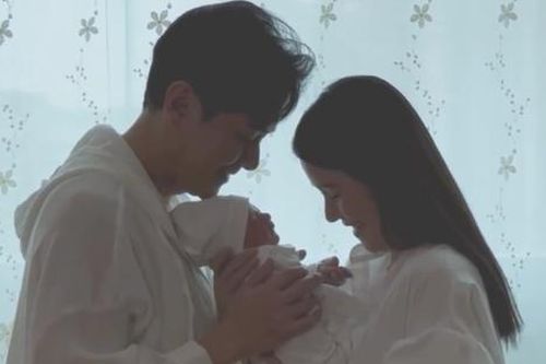 Cặp đôi nổi tiếng đón con đầu lòng chào đời sau 7 năm đám cưới