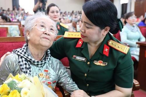 TPHCM: Cuộc gặp mặt xúc động của những người phụ nữ anh hùng thời chiến