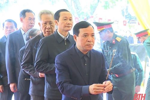 Các đồng chí lãnh đạo tỉnh viếng đồng chí Phạm Minh Đoan, nguyên Phó Bí thư Tỉnh ủy, nguyên Chủ tịch UBND tỉnh Thanh Hóa