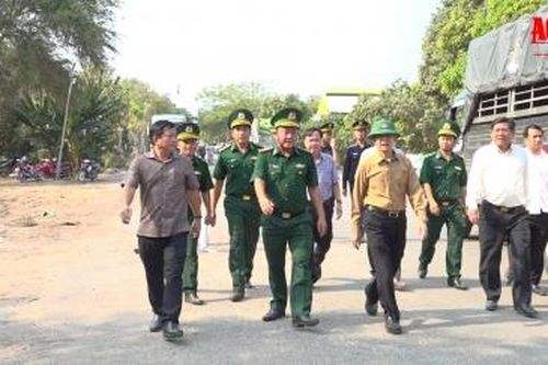 Bí thư Tỉnh ủy An Giang Lê Hồng Quang khảo sát tuyến biên giới trên địa bàn TX. Tân Châu
