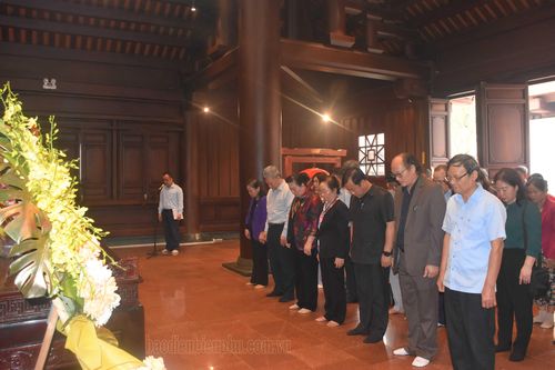 Đoàn công tác Hội Khuyến học Việt Nam tri ân các Anh hùng liệt sĩ tại Điện Biên
