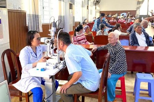 Mắt bị cộm, xốn nhẹ sau khi thay đục thủy tinh thể có đáng lo không?