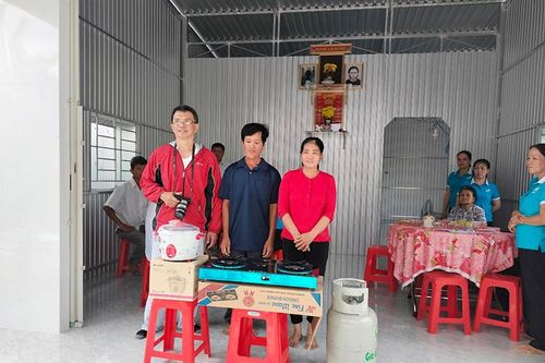 Bàn giao nhà tình thương