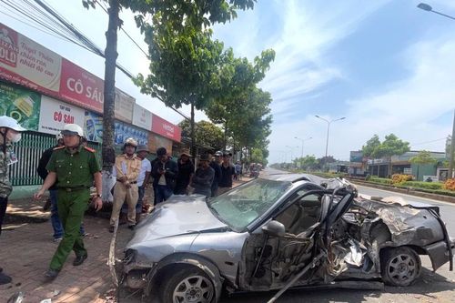 Một nạn nhân vụ ô tô tự tông vào cột điện tử vong