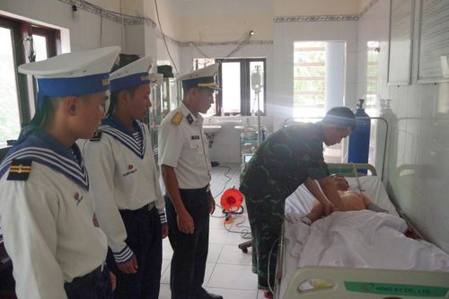Bệnh xá đảo Trường Sa cấp cứu ngư dân bị xuất huyết tiêu hóa