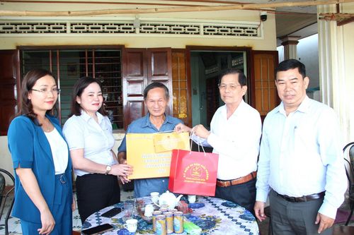 Chủ tịch UBND tỉnh Nguyễn Tấn Tuân thăm, tặng quà gia đình chính sách tiêu biểu ở thị xã Ninh Hòa