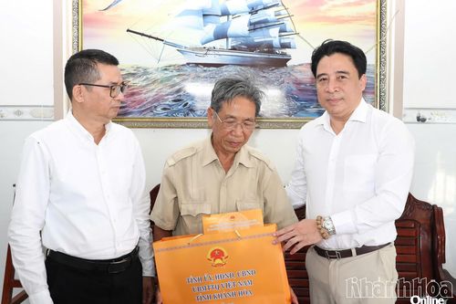Phó Bí thư Thường trực Tỉnh ủy Nguyễn Khắc Toàn thăm, tặng quà các gia đình có công tiêu biểu ở Cam Ranh