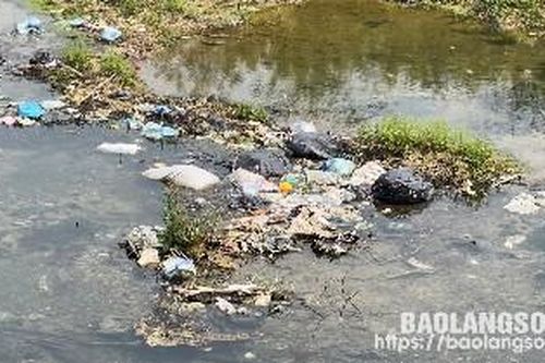 Xả rác bừa bãi tại khu vực sông Trung, xã Yên Bình, huyện Hữu Lũng