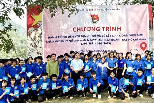 Huyện đoàn Bảo Yên tổ chức hành trình đến với địa chỉ đỏ và kết nạp đoàn viên